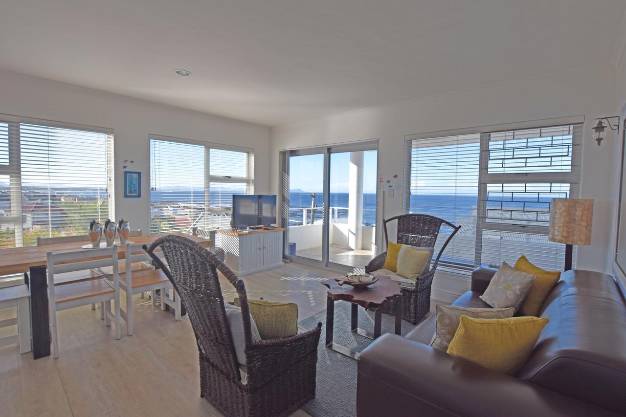 Apartment Dolphin House Херманус Екстериор снимка