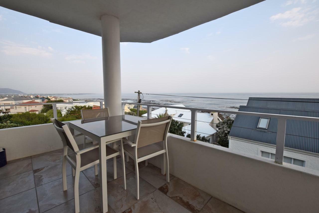 Apartment Dolphin House Херманус Екстериор снимка