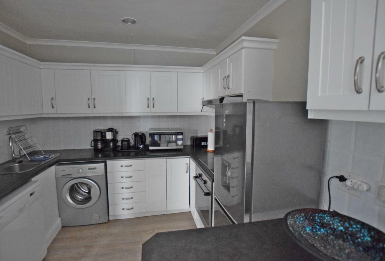 Apartment Dolphin House Херманус Екстериор снимка